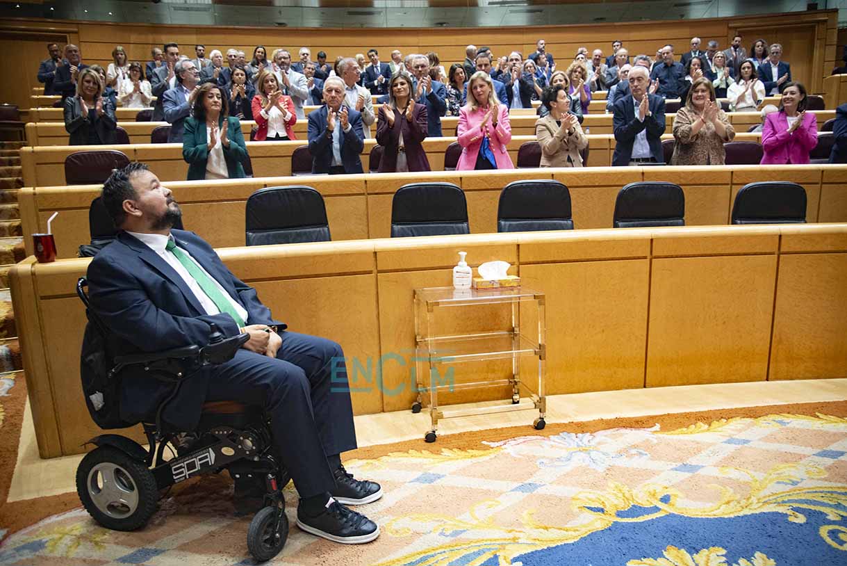 Juan Ramón Amores es aplaudido tras su intervención en el pleno del Senado en que se aprobó la Ley ELA. Foto: Rebeca Arango.