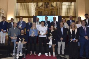 Foto grupal de los reconocidos por la UCLM y el Observatorio de Derechos Humanos.