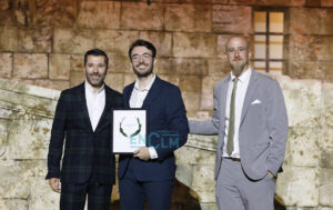 Crespo, de Quantumfracture, recibe el premio Viva la Ciencia.