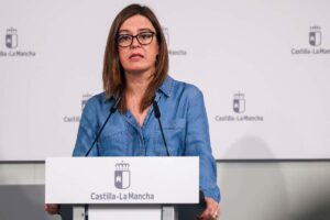 La portavoz del Gobierno de Castilla-La Mancha, Esther Padilla, durante la rueda de prensa posterior a la reunión del Consejo de Gobierno, este miércoles. EFE/Ismael Herrero