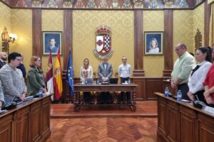 Minuto de silencio en el Ayuntamiento de Valdepeñas por las víctimas de la DANA