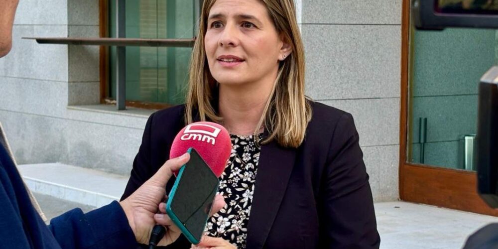 Carolina Agudo, hablando ante los medios hoy miércoles en Toledo.