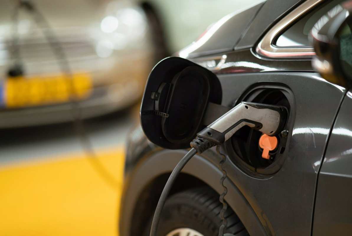 Imagen de archivo de un coche eléctrico en un punto de recarga.