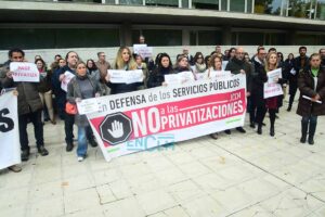 Un detalle de la concentración de los sindicatos ante la Delegación de Bienestar Social en Toledo. Foto: Rebeca Arango.