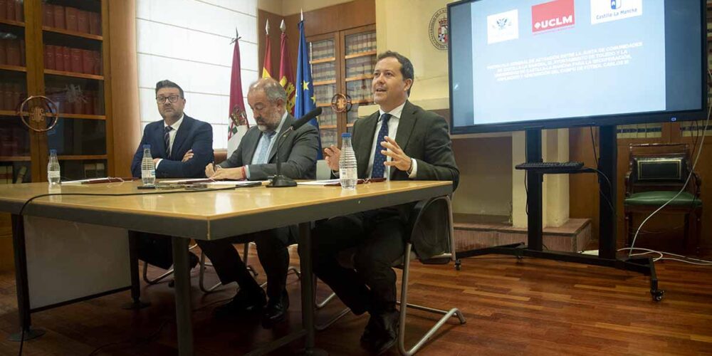 El rector de la UCLM, Julián Garde; el consejero de Educación, Cultura y Deportes, Amador Pastor; y el alcalde de Toledo, Carlos Velázquez; presentan el acuerdo para la recuperación del campo de fútbol Carlos III. Foto: