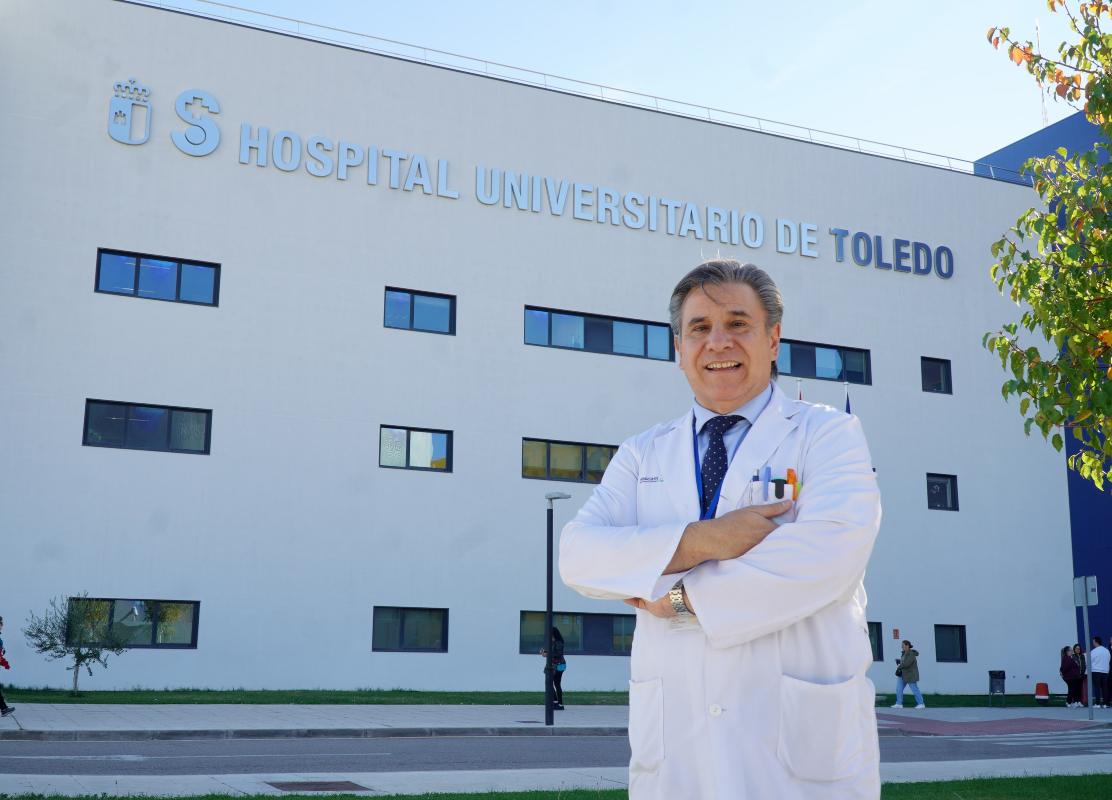 Agustín Julián-Jiménez, ante el Hospital Universitario de Toledo.