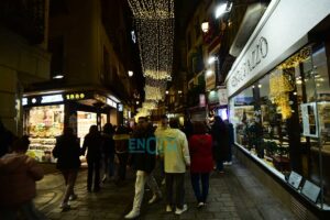 Imagen de archivo de la calle Comercio con la iluminación de la Navidad 2024.