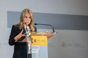 La delegada del Gobierno de España en Castilla-La Mancha, Milagros Tolón, presenta en rueda de prensa la Campaña de Vialidad Invernal 2024-2025 en las carreteras del Estado en la comunidad autónoma. EFE/Ángeles Visdómine