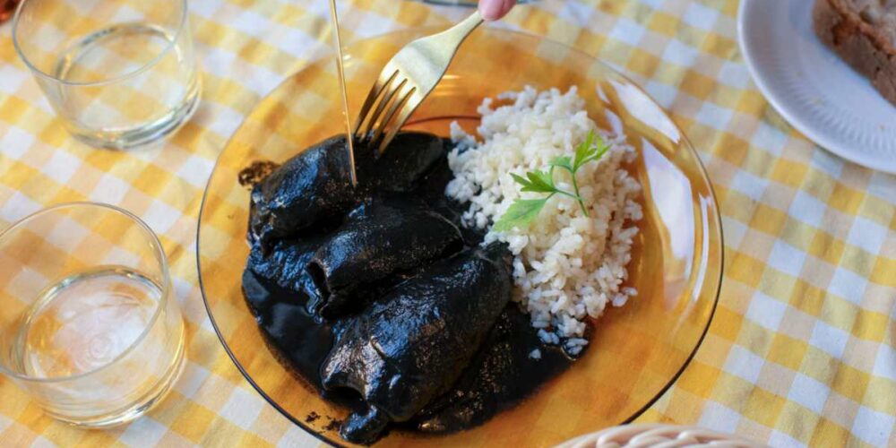 Chipirones en su tinta con arroz blanco y vajilla de Duralex en el ‘Txakoli del Paladar’, dirigido por Zuriñe García en Portugalete (Bizkaia). Foto: Sofía Moro.