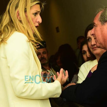 La vicepresidenta del Gobierno de España y ministra de Trabajo y Economía Social, Yolanda Díaz, charla con Ángel Nicolás, presidente de los empresarios de CLM. Foto: Rebeca Arango.