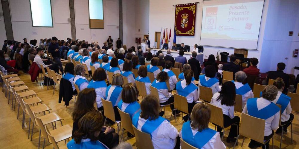 Vista general de los asistentes al institucional por el 30 aniversario de la Universidad de Castilla-La Mancha en Talavera de la Reina este lunes. EFE/Manu Reino