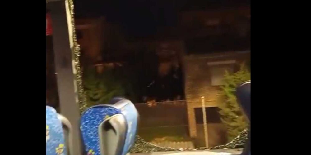Usuarios de un bus Talavera-Toledo denuncian haber viajado con la ventana rota por la ciudad. Fuente: X/@monikova
