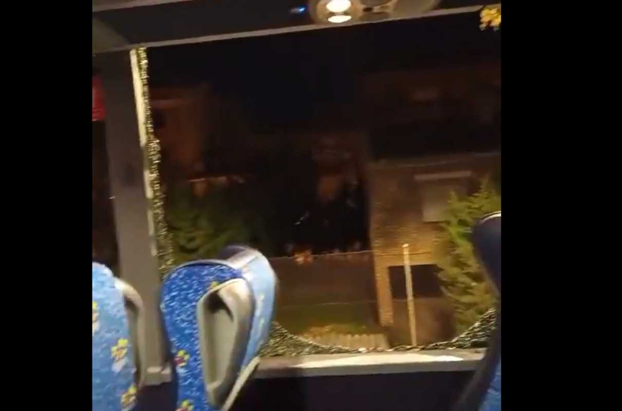 Usuarios de un bus Talavera-Toledo denuncian haber viajado con la ventana rota por la ciudad. Fuente: X/@monikova