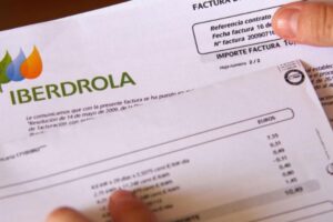 Imagen de archivo de varias facturas de suministros de la vivienda