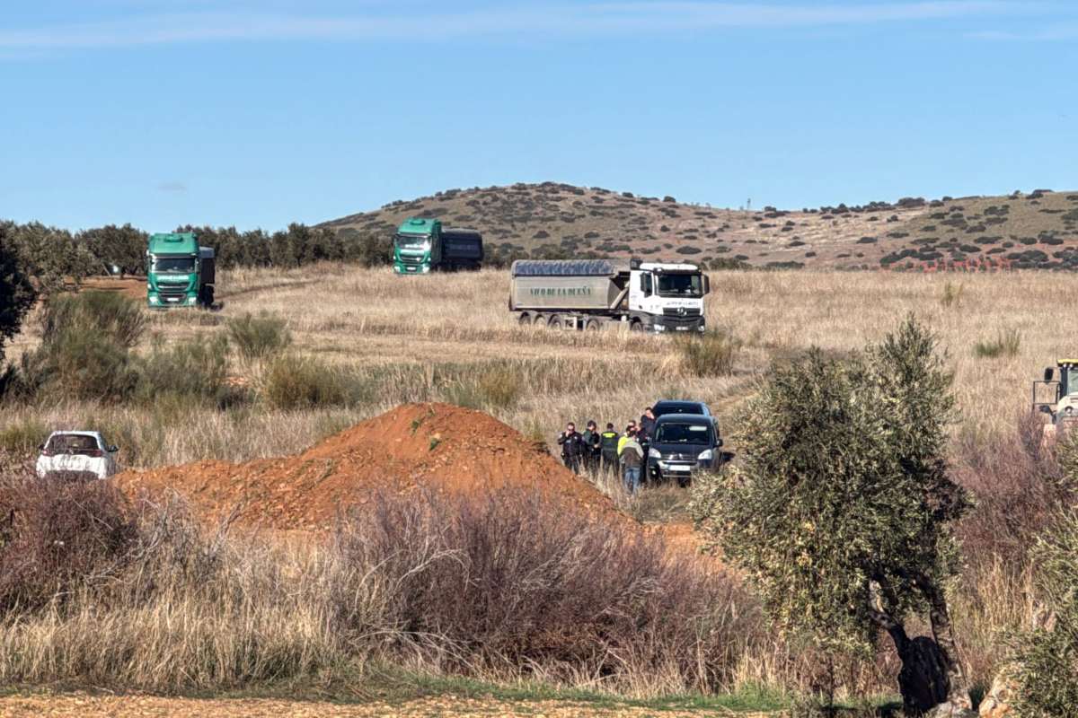 Momento en el que la Guardia Civil paraliza los movimientos de tierras