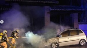 Tareas de extinción de coche calcinado a las puertas de AguaLoca.