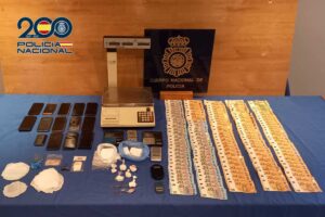 Fotografía del material, droga y dinero incautados. Foto: Policía Nacional