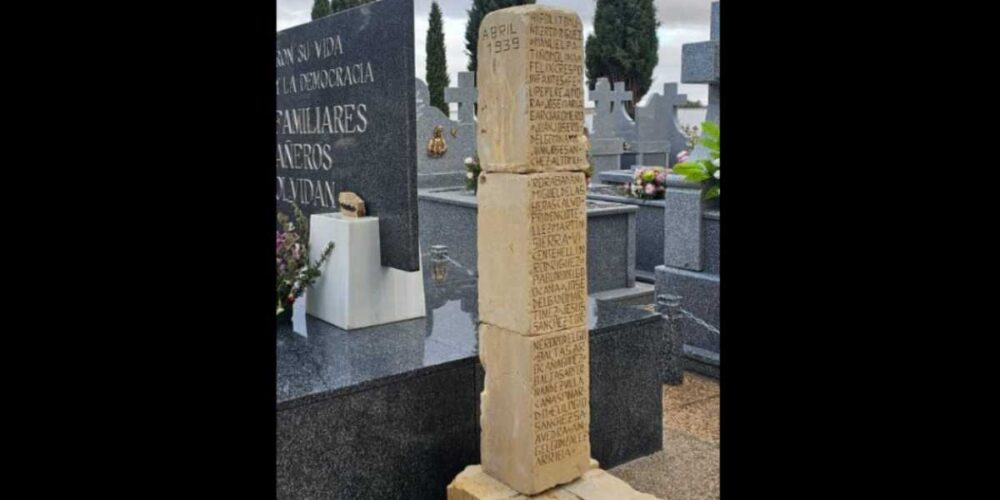 Memorial a las víctimas del franquismo en el Cementerio de Tembleque, realizado por el escultor Evaristo Bellotti / Foto: Vestigios de la Guerra Civil en la provincia de Toledo, en Facebook