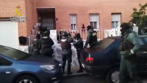 Imagen de la operación de la Guardia Civil en la detención.