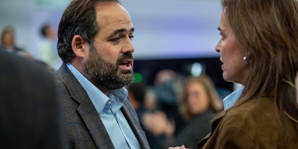 Paco Núñez conversa con Carmen Fúnez.