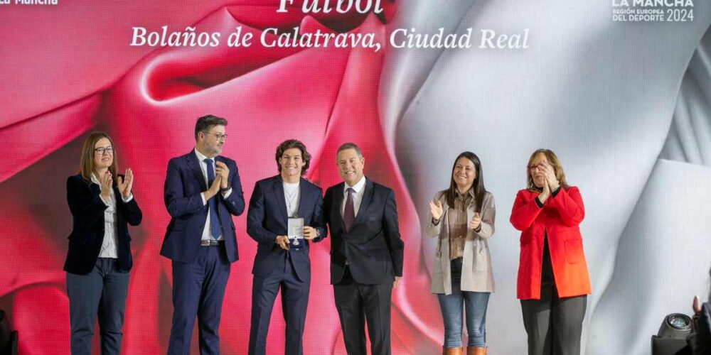 Emiliano García-Page entregó la medalla de plata al futbolista Fran García en el cierre de la Región Europea del Deporte.