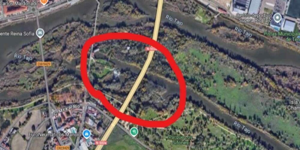 La parcela se encuentra dentro del área verde situado entre el edificio de la central de hidroeléctrica y el parque de los sifones de Talavera de la Reina. Foto: Pliegos Técnicos del Ayuntamiento