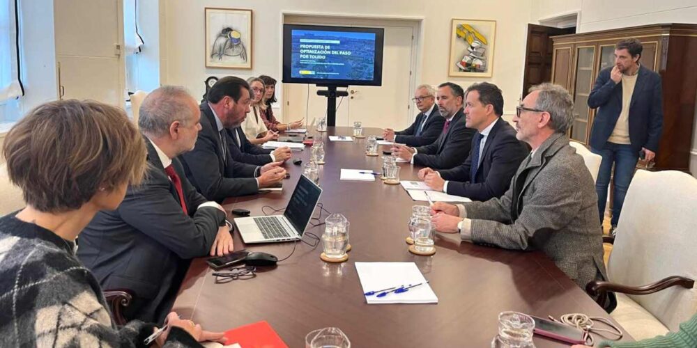 Reunión entre el Ministerio de Transportes y el alcalde de Toledo.