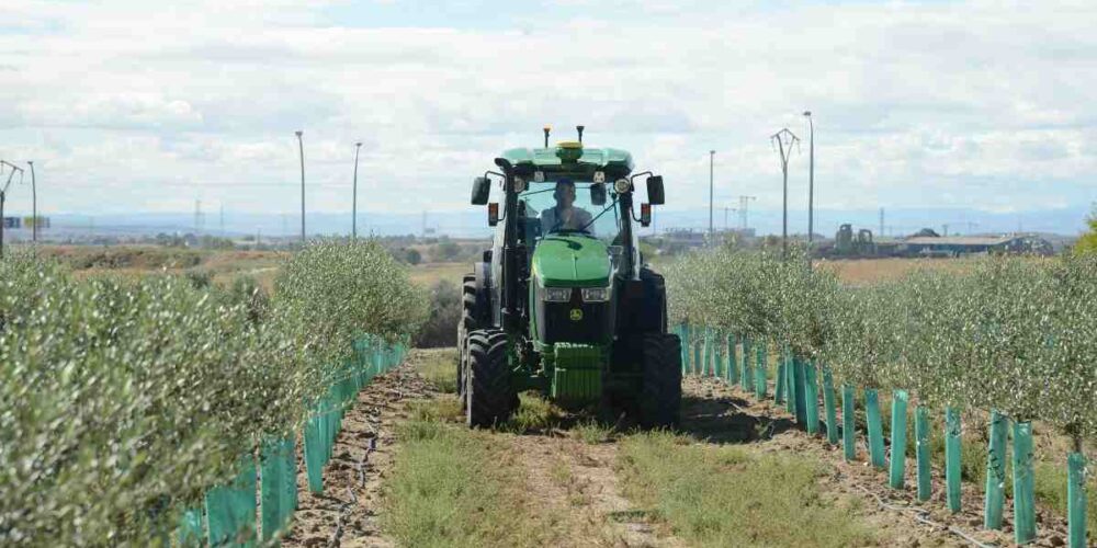 Tractor arando