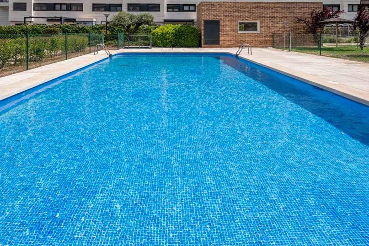 Imagen de archivo de una piscina de una comunidad de vecinos