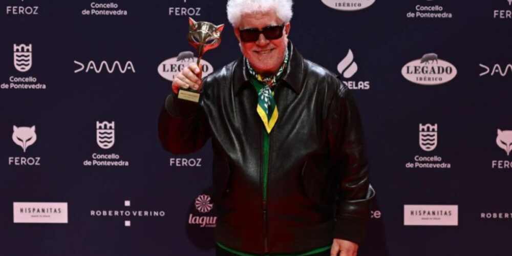 Pedro Almodóvar, recogiendo el premio Feroz a la mejor dirección. Foto: EFE.