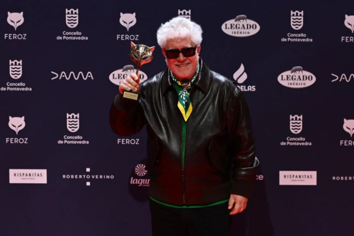 Pedro Almodóvar, recogiendo el premio Feroz a la mejor dirección. Foto: EFE.