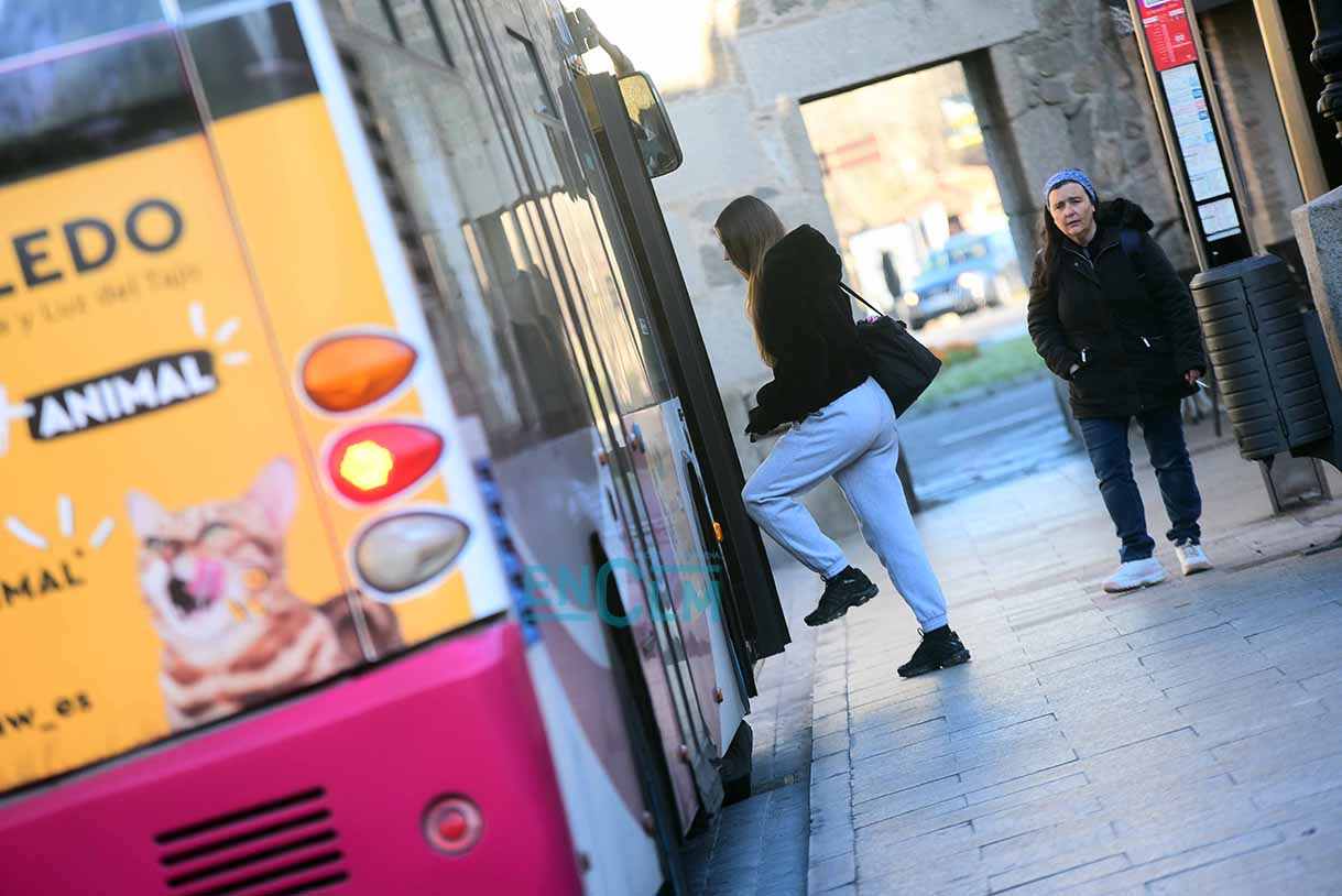 Ciudadana sube a un autobús urbano en Toledo