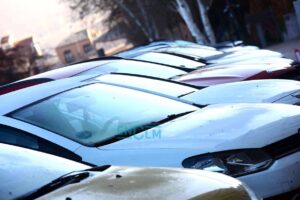 Coches aparcados en la Subida de la Granja de Toledo