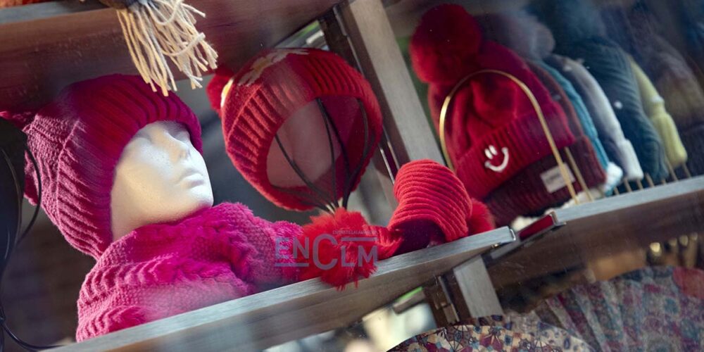 Comercio de ropa, abrigo, invierno, compras