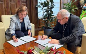 La presidenta de la Diputación de Toledo, Conchi Cedillo, y el arzobispo de Toledo, Francisco Cerro.