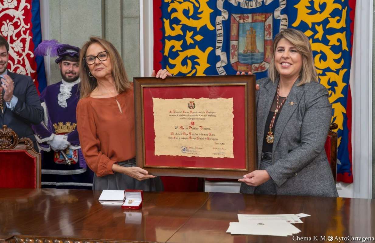 María Dueñas fue reconocida por el Ayuntamiento de Cartagena. Foto: Ayuntamiento de Cartagena.