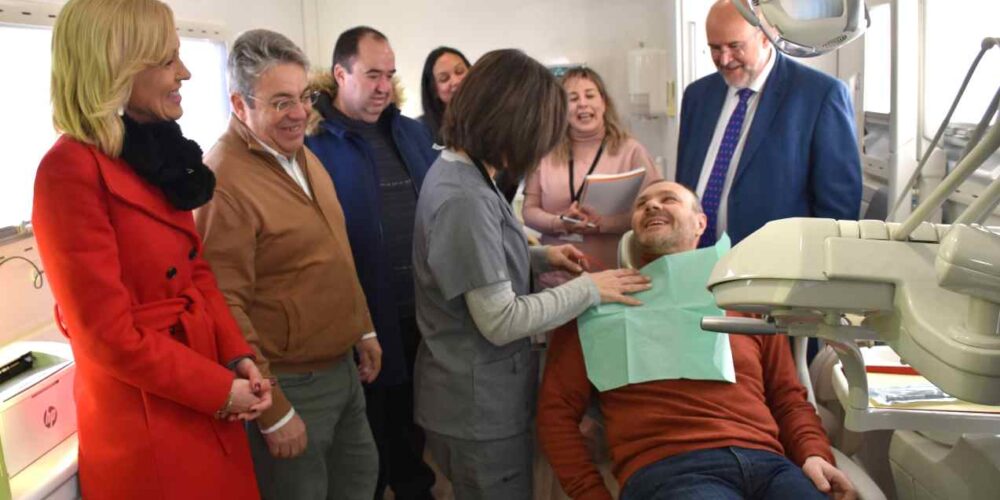 Guijarro visitó ‘Rural Dent’, una clínica dental sobre ruedas.