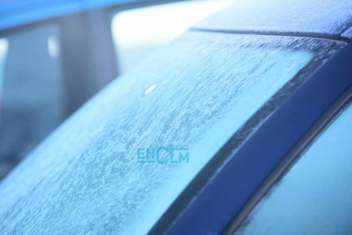 Coche helado en el invierno de Toledo