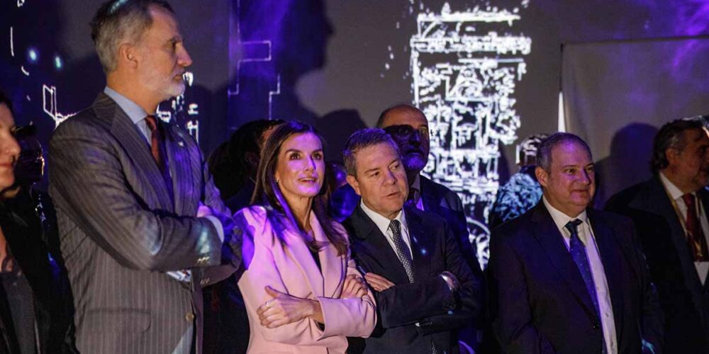 Los reyes de España junto a Emiliano García-Page en Fitur.