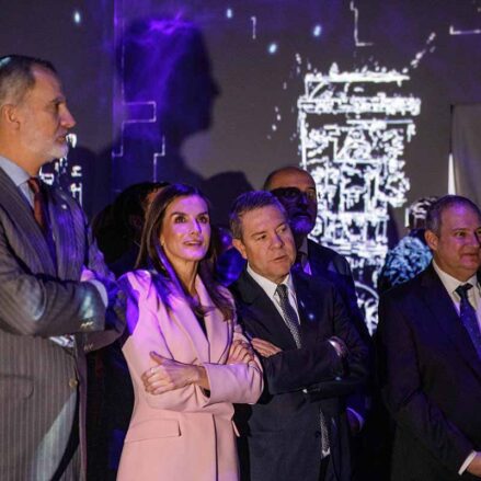Los reyes de España junto a Emiliano García-Page en Fitur.