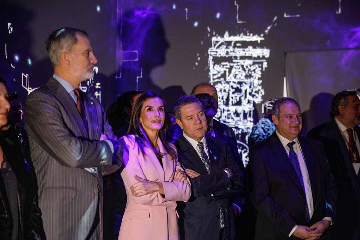 Los reyes de España junto a Emiliano García-Page en Fitur.