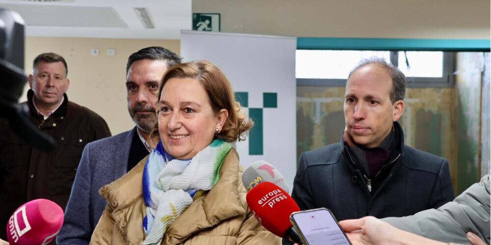 Concepción Cedillo atiende a los medios de comunicación durante su visita a las obras de la residencia San José. Foto: Diputación de Toledo