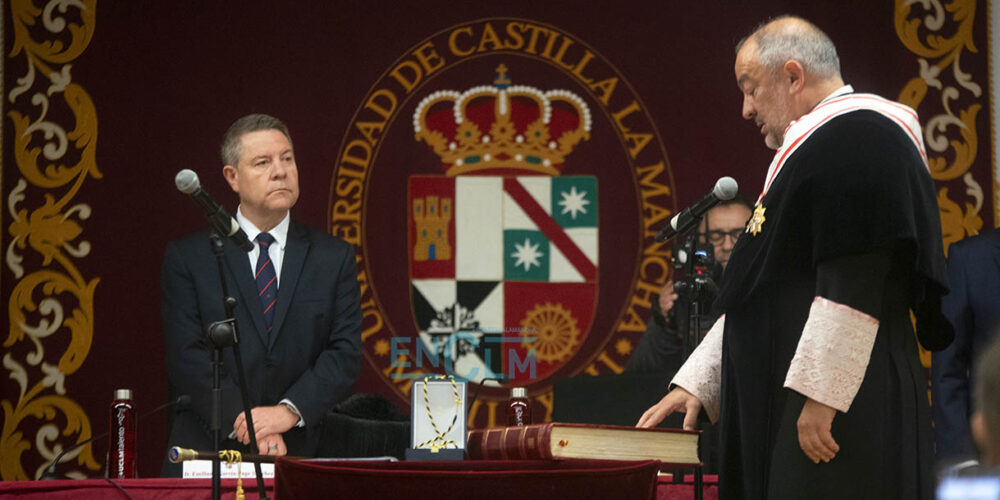 El jefe del Ejecutivo autonómico, Emiliano García-Page, preside el acto de toma de posesión de José Julián Garde como rector de la UCLM. Imagen: Rebeca Arango.
