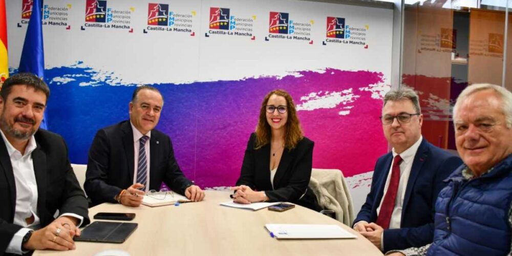 El Gobierno regional propone a la FEMP de Castilla-La Mancha la creación de la Red de Municipios por la Igualdad y la Diversidad. Foto: Junta de Castilla-La Mancha
