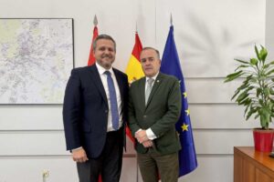 Reunión entre el consejero de Vivienda, Transportes e Infraestructuras, de la Comunidad de Madrid Jorge Rodrigo Domínguez, y el alcalde Talavera, José Julián Gregorio