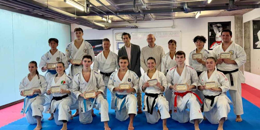 Sandra Sánchez, Jesús del Moral y Antonio Núñez posan con los karatekas.