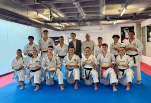 Sandra Sánchez, Jesús del Moral y Antonio Núñez posan con los karatekas.