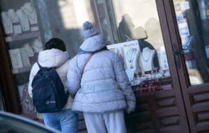 Turistas miran un escaparate en el invierno de Toledo