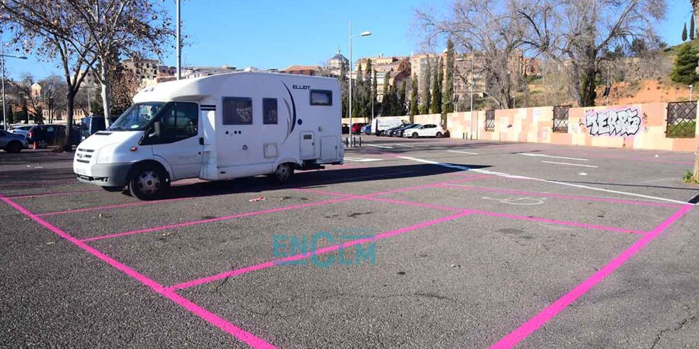 Zona de ORA magenta en el aparcamiento de Safont de Toledo. Foto: Rebeca Arango / ENCLM