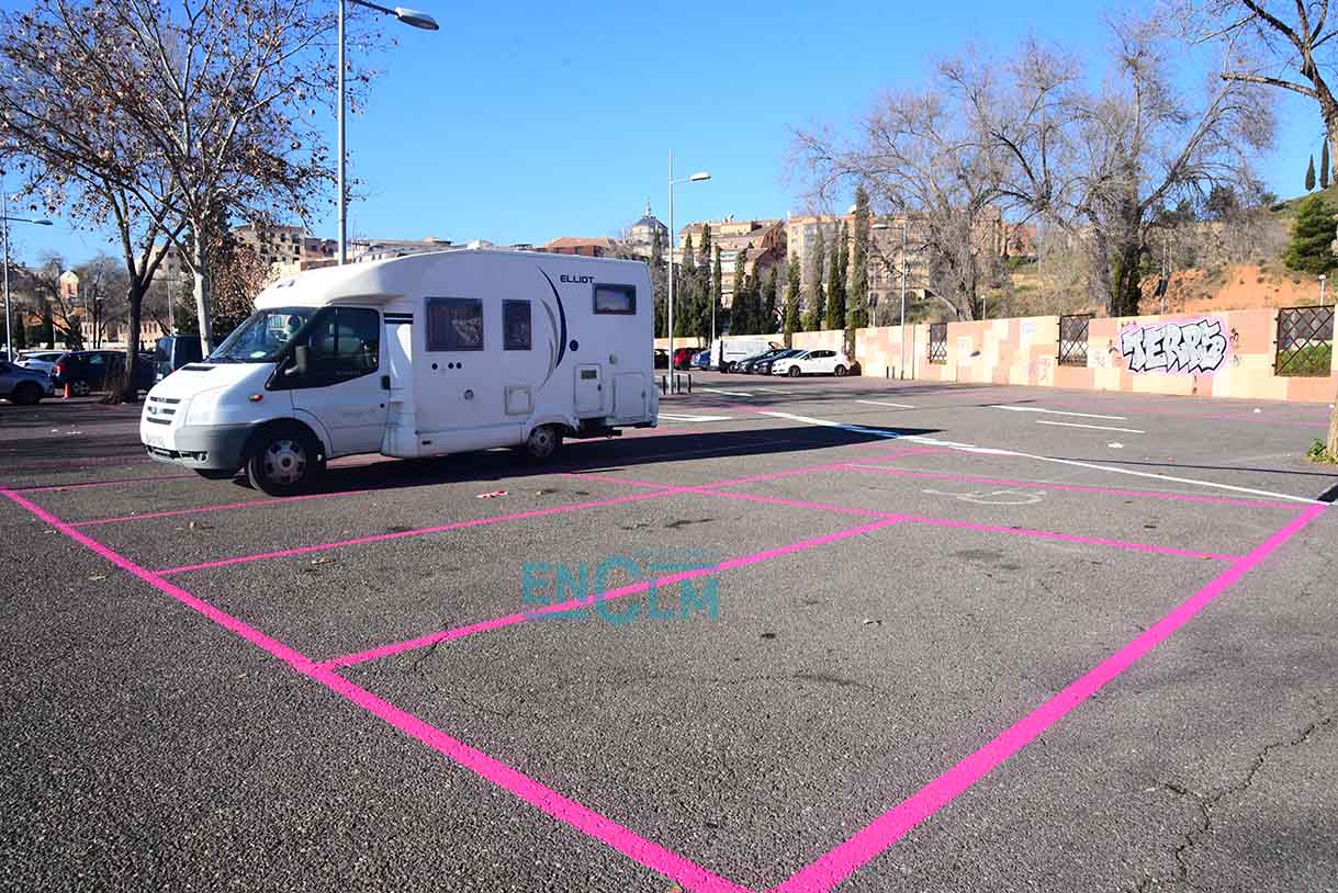 Zona de ORA magenta en el aparcamiento de Safont de Toledo. Foto: Rebeca Arango / ENCLM